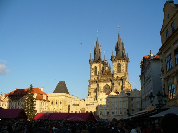 Weihnachtsmarkt am Prager Rathaus - teurer Touristenmagnet.