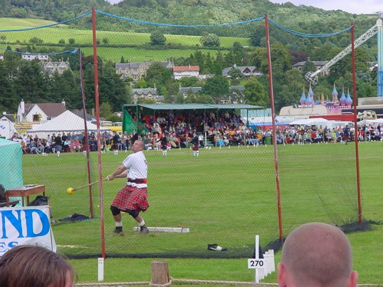 Hammerwerfer bei den Highland Games in Schottland.